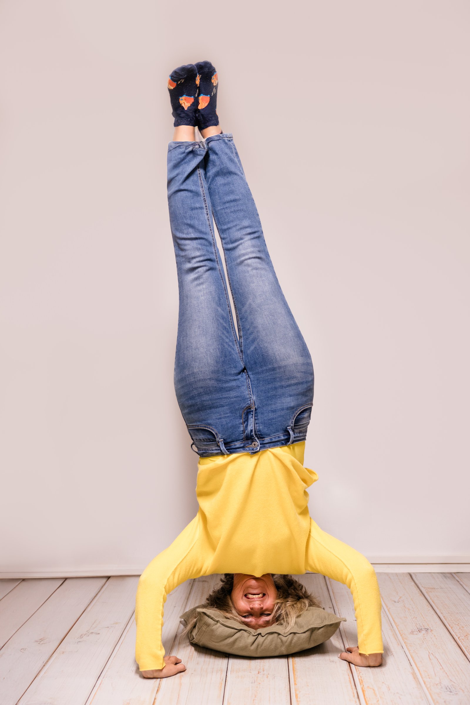 Susanne Eichhorn steht kopfüber im Handstand – Perspektivenwechsel